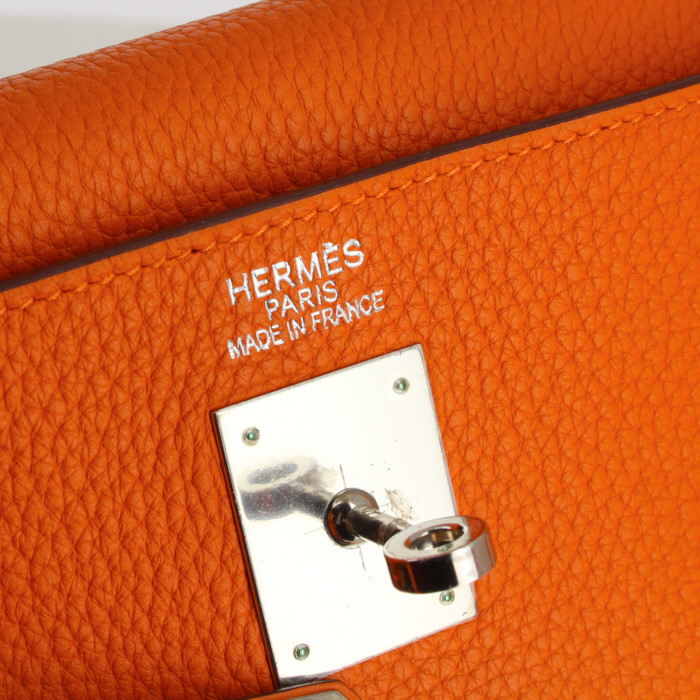 Hermes Kelly 35 cm handbag in orange togo leather - Detail D4