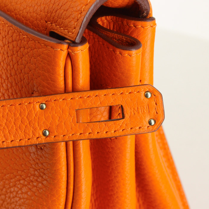 Hermes Kelly 35 cm handbag in orange togo leather - Detail D5