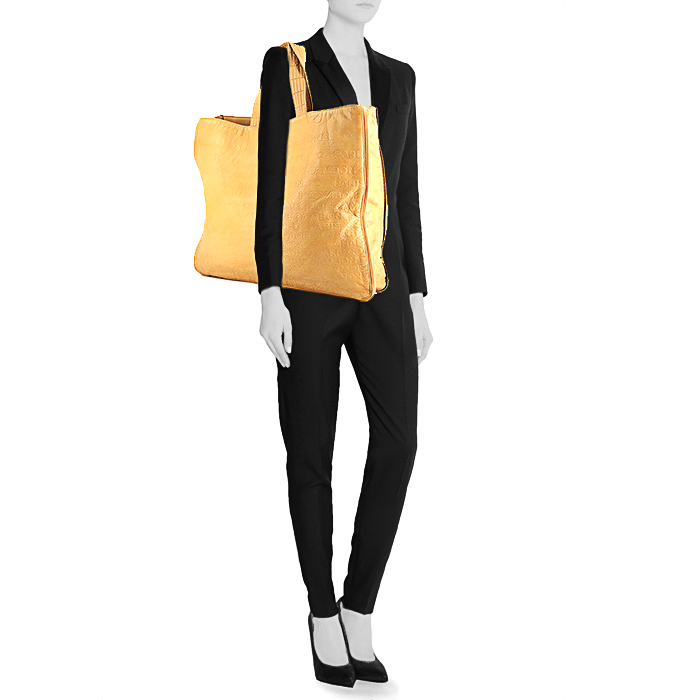 Sac cabas Chanel en cuir monogram et jaune-moutarde - Detail D1