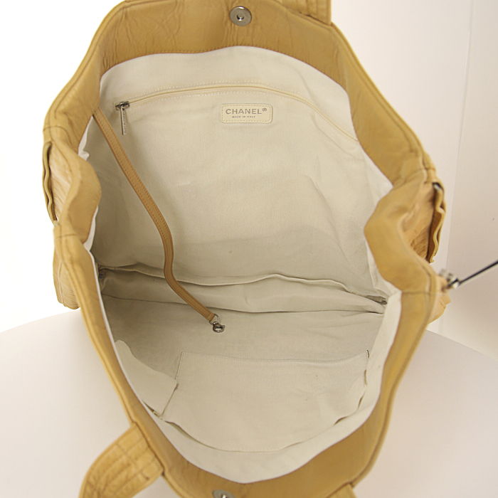 Sac cabas Chanel en cuir monogram et jaune-moutarde - Detail D2