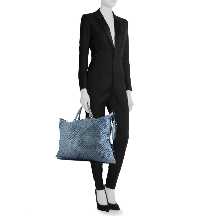 Bolso de mano Bottega Veneta en cuero trenzado azul - Detail D2