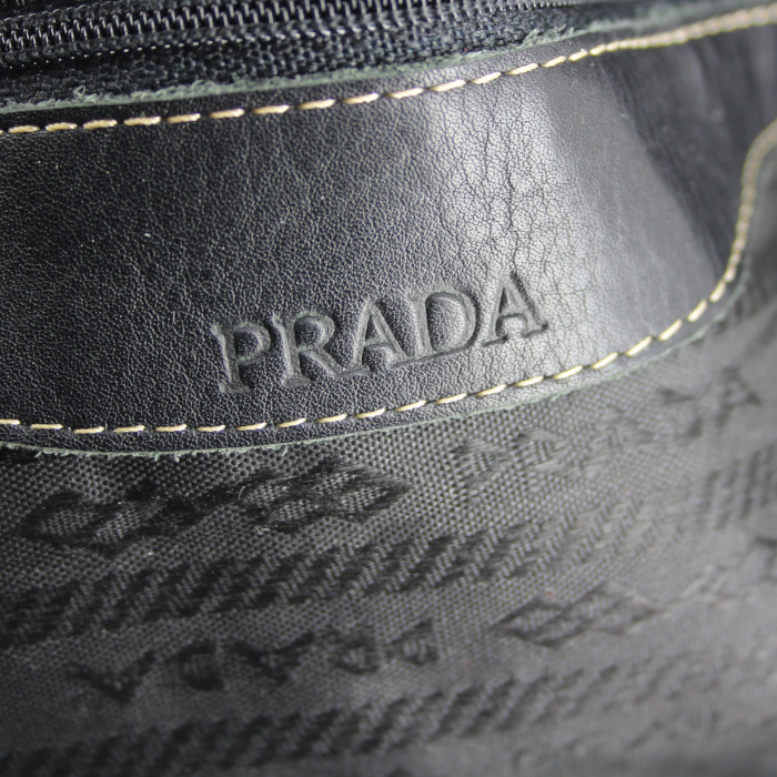 Bolso de mano Prada Easy en cuero negro - Detail D3