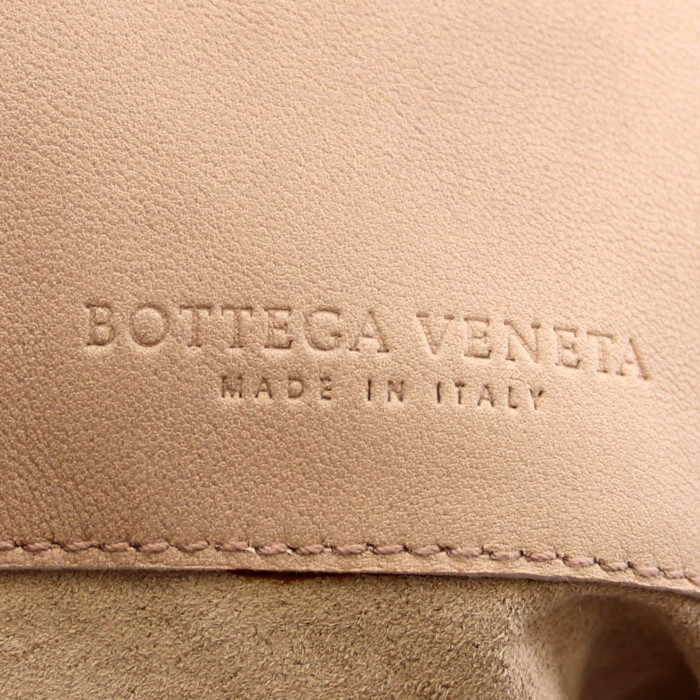 Bolso de mano Bottega Veneta Sloane en cuero trenzado rosa pálido - Detail D3