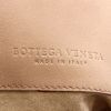 Bolso de mano Bottega Veneta Sloane en cuero trenzado rosa pálido - Detail D3 thumbnail