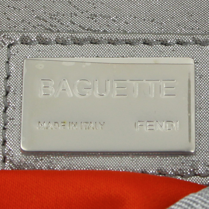 Bolso de mano Fendi Baguette en lona Monogram y cuero plateado - Detail D4