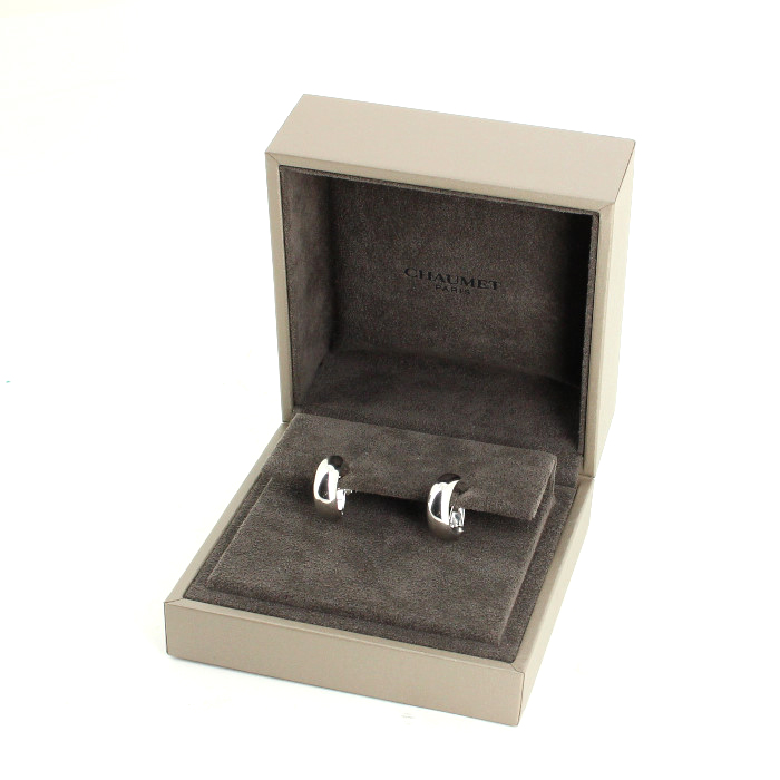 Paire de boucles d'oreilles Chaumet Anneau petit modèle en or blanc - Detail D2