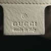 Bolso de mano Gucci en cuero blanquecino y tela roja - Detail D3 thumbnail