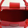 Sac à main Louis Vuitton en cuir épi rouge - Detail D3 thumbnail