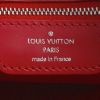 Sac à main Louis Vuitton en cuir épi rouge - Detail D4 thumbnail