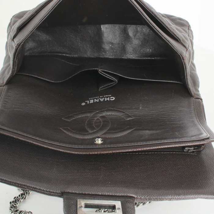 Bolso de mano Chanel en cuero granulado marrón - Detail D3