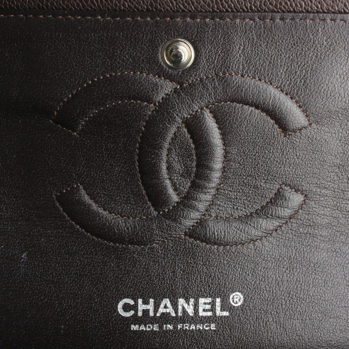 Chanel handbag in brown grained leather - Detail D4