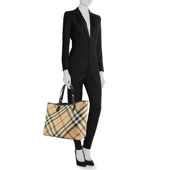 Sac cabas Burberry en toile Haymarket beige et cuir vernis noir - Detail D1