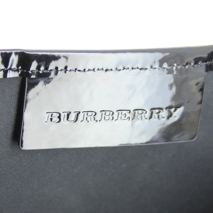 Sac cabas Burberry en toile Haymarket beige et cuir vernis noir - Detail D3