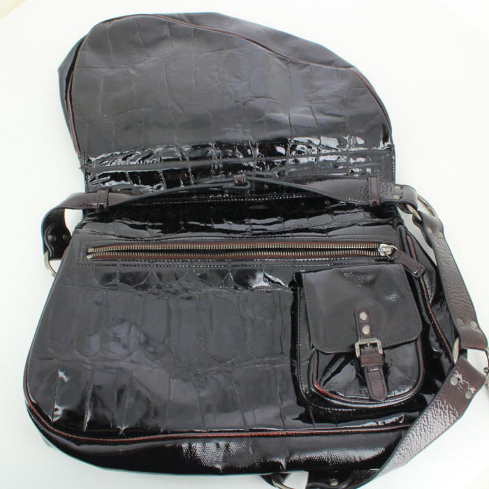 Sac bandoulière Dior Saddle en cuir vernis noir - Detail D2