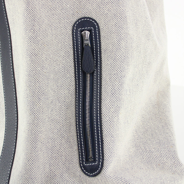 Bolso formato bolsa Hermes en lona blanquecina y cuero azul - Detail D4