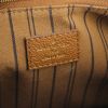 Sac à main Louis Vuitton en cuir souple monogrammé gold - Detail D3 thumbnail