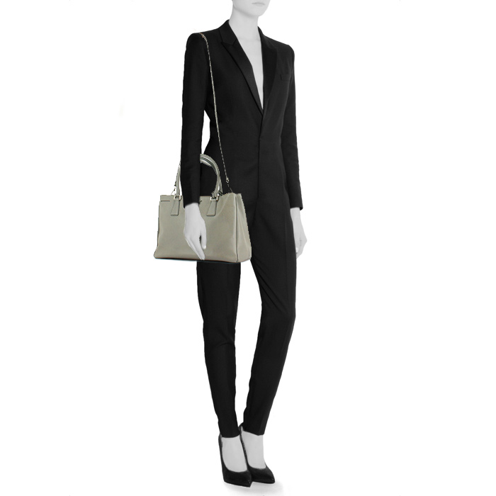 Prada handbag in grey leather - Detail D1