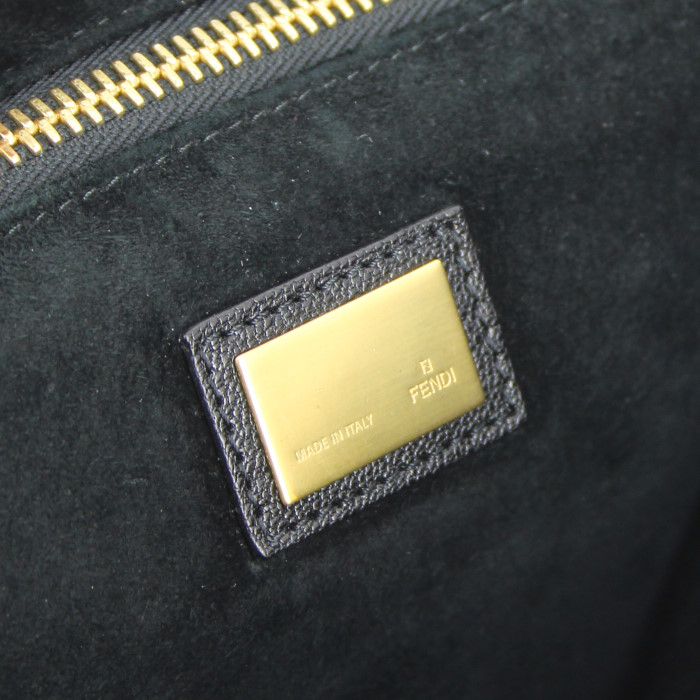 Bolso de mano Fendi Peekaboo modelo grande en cuero negro - Detail D4