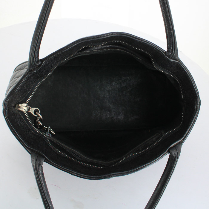 Chanel Medaillon - Bag handbag in black quilted grained leather - Detail D2