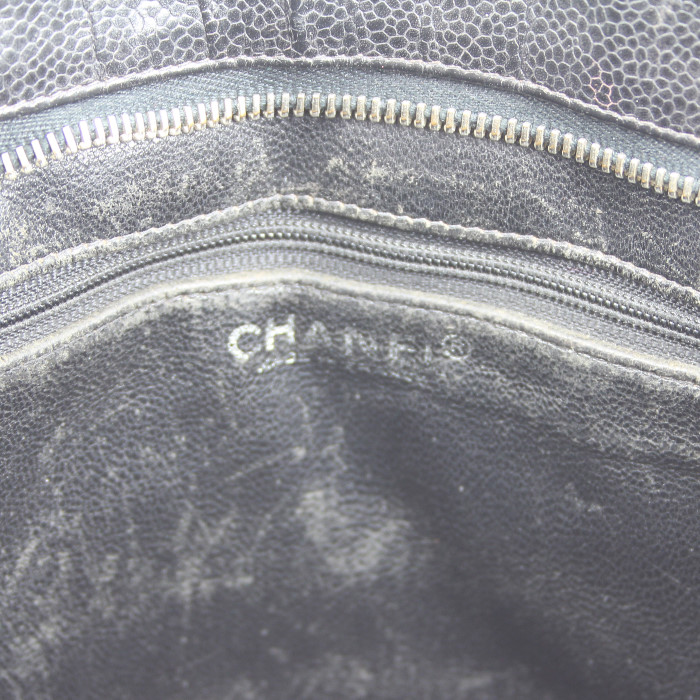 Bolso de mano Chanel Medaillon - Bag en cuero granulado acolchado negro - Detail D3