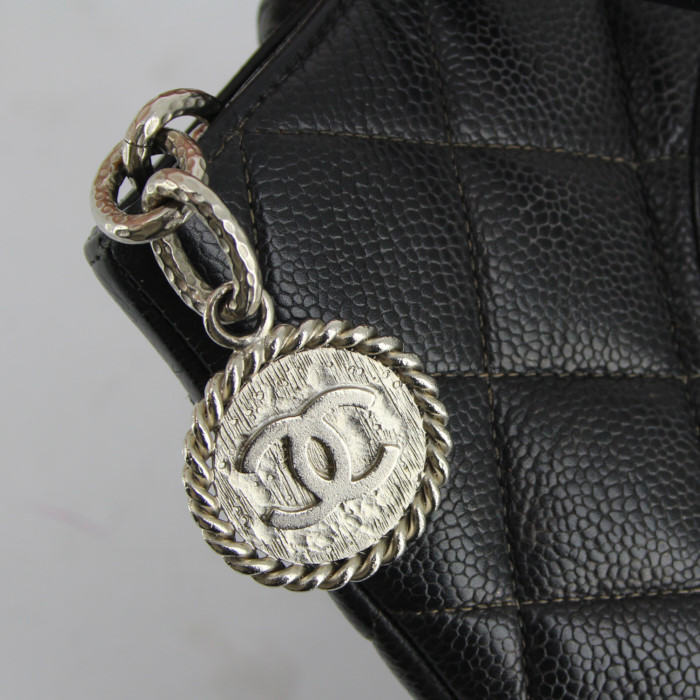 Chanel Medaillon - Bag handbag in black quilted grained leather - Detail D4