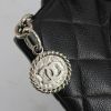 Sac à main Chanel Medaillon - Bag en cuir grainé matelassé noir - Detail D4 thumbnail