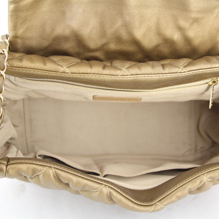 Sac à main Chanel en cuir matelassé doré - Detail D2