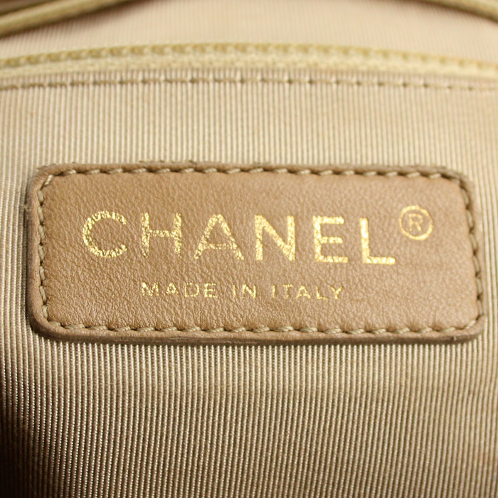 Sac à main Chanel en cuir matelassé doré - Detail D3