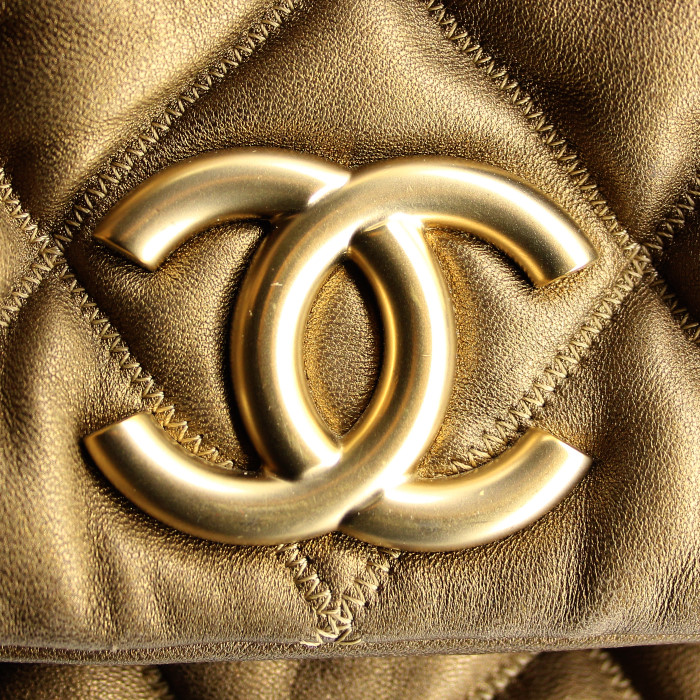 Sac à main Chanel en cuir matelassé doré - Detail D4