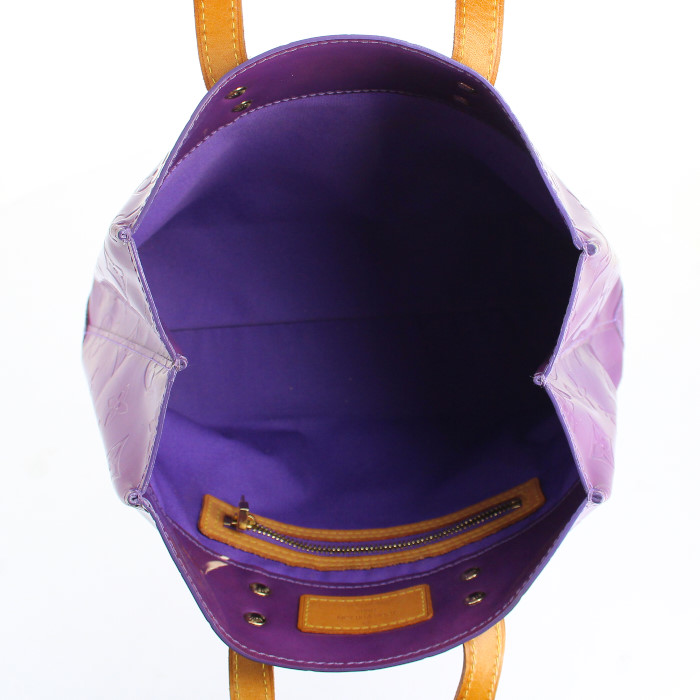 Sac à main Louis Vuitton Reade petit modèle en cuir vernis monogram violet - Detail D2