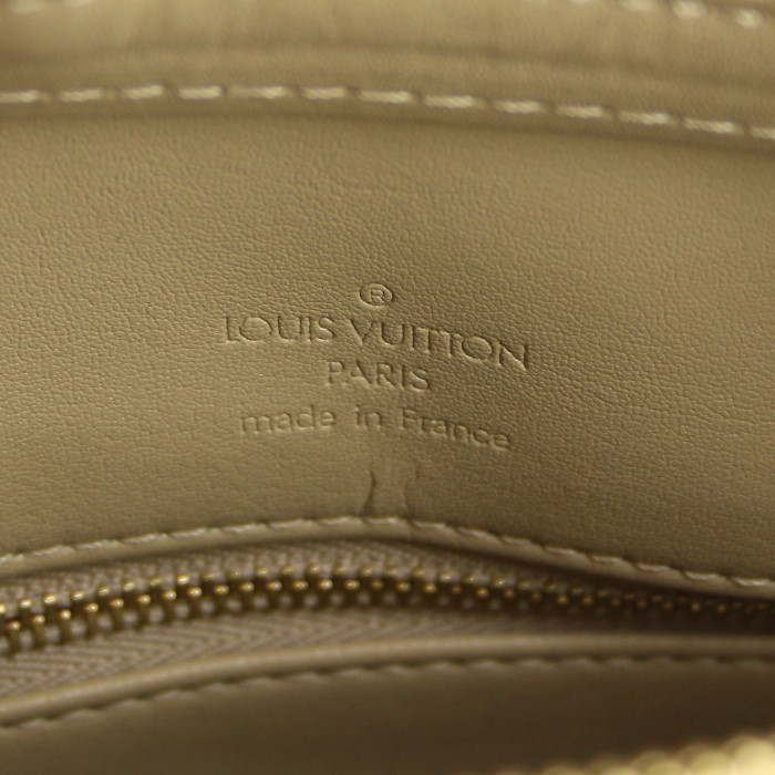 Sac cabas Louis Vuitton Houston en cuir vernis monogram beige - Detail D3