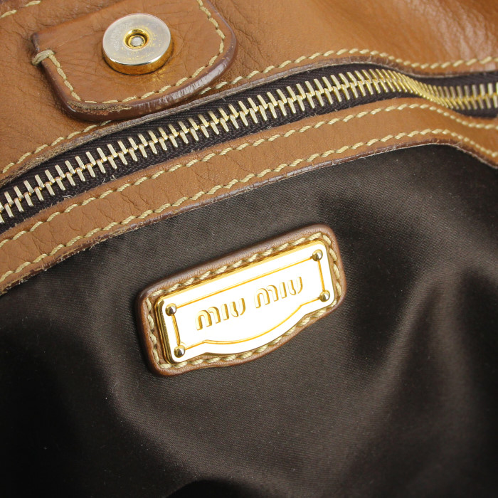 Miu Miu handbag in brown grained leather - Detail D3