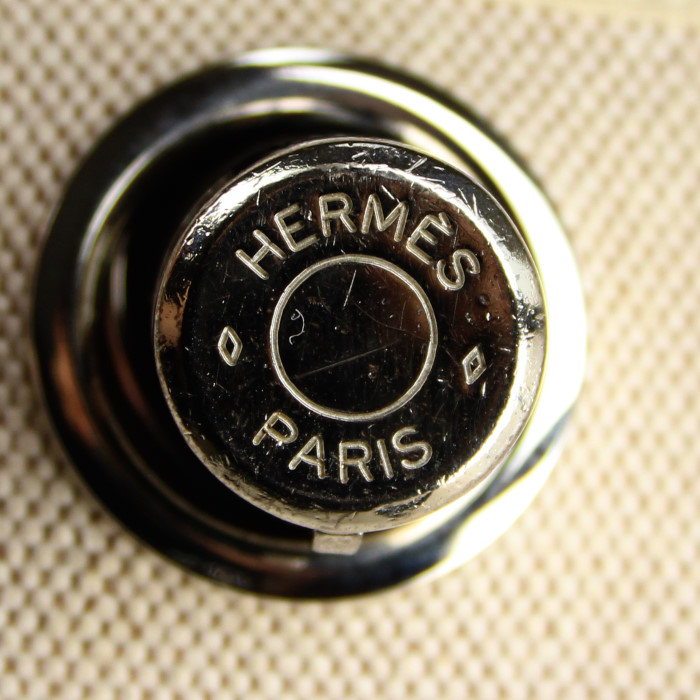 Sac à main Hermes Herbag en toile beige et cuir bleu-foncé - Detail D3