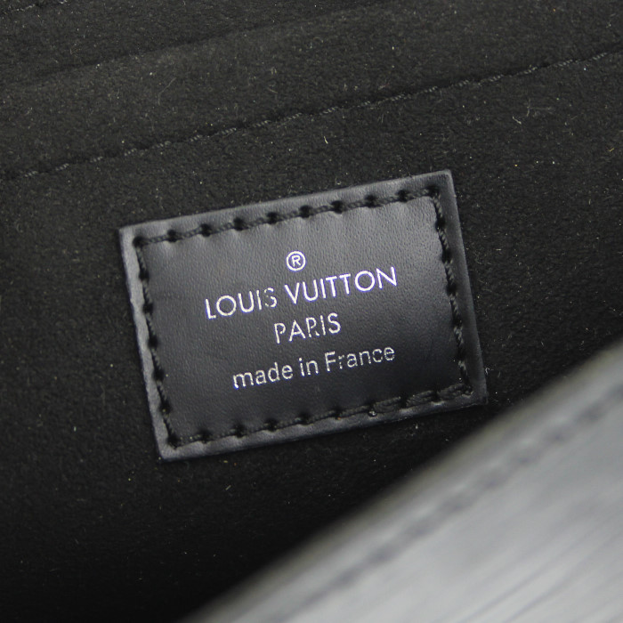 Louis Vuitton handbag in black epi leather - Detail D3
