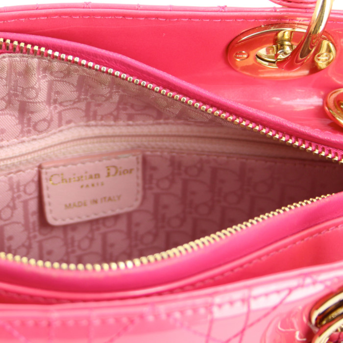 Bolso de mano Dior Lady Dior en charol rosa caramelo - Detail D4