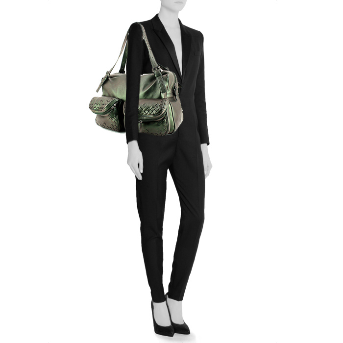 Bolso de mano Bottega Veneta en cuero liso y cuero trenzado verde - Detail D1