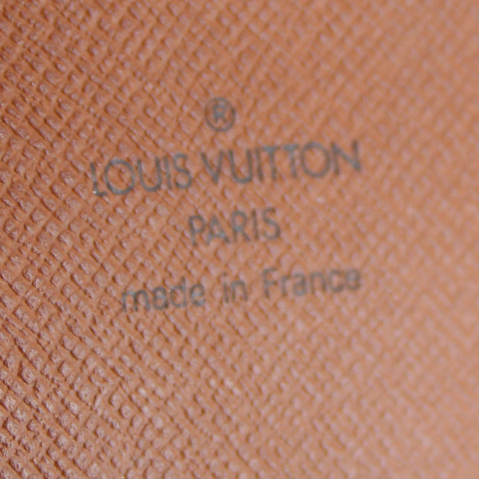 Pochette Louis Vuitton en cuir épi marron - Detail D3