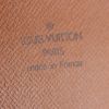 Pochette Louis Vuitton en cuir épi marron - Detail D3 thumbnail