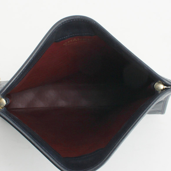 Chanel Vintage pouch in blue quilted leather - Detail D2