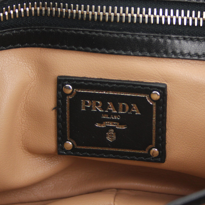 Prada handbag in black and beige patent leather - Detail D3