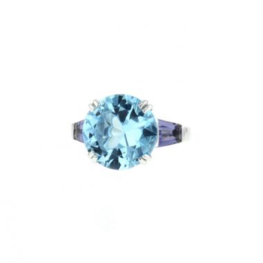 Sortija Mauboussin Extrêmement Libre et Sensuel en oro blanco y cordierita y en topacio azul