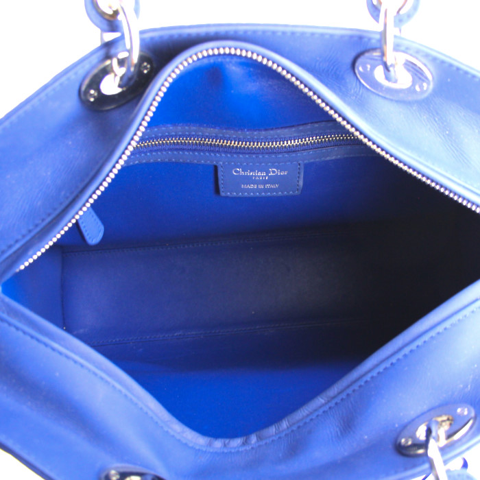 Sac à main Dior Lady Dior grand modèle en cuir bleu-roi - Detail D3