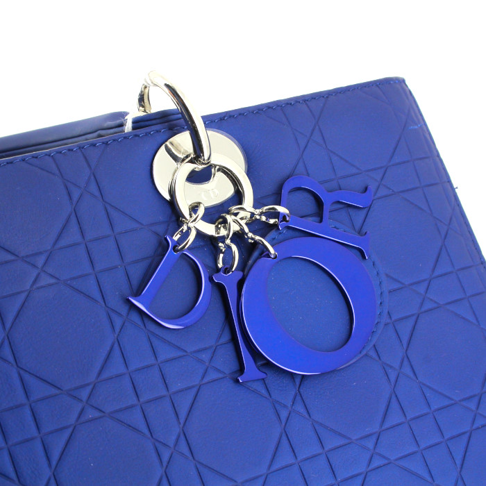 Sac à main Dior Lady Dior grand modèle en cuir bleu-roi - Detail D5