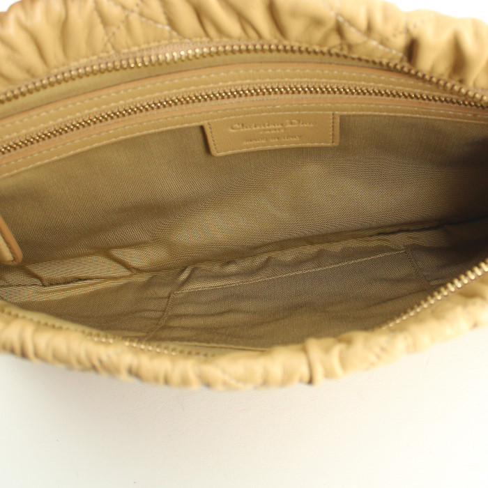 Pochette in pelle beige motivi a pieghe - Detail D2
