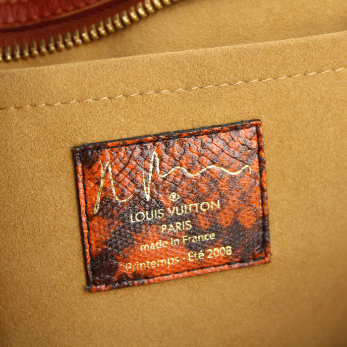 Bolso de mano Louis Vuitton Mancrazy en lona Monogram naranja y roja y cuero - Detail D4