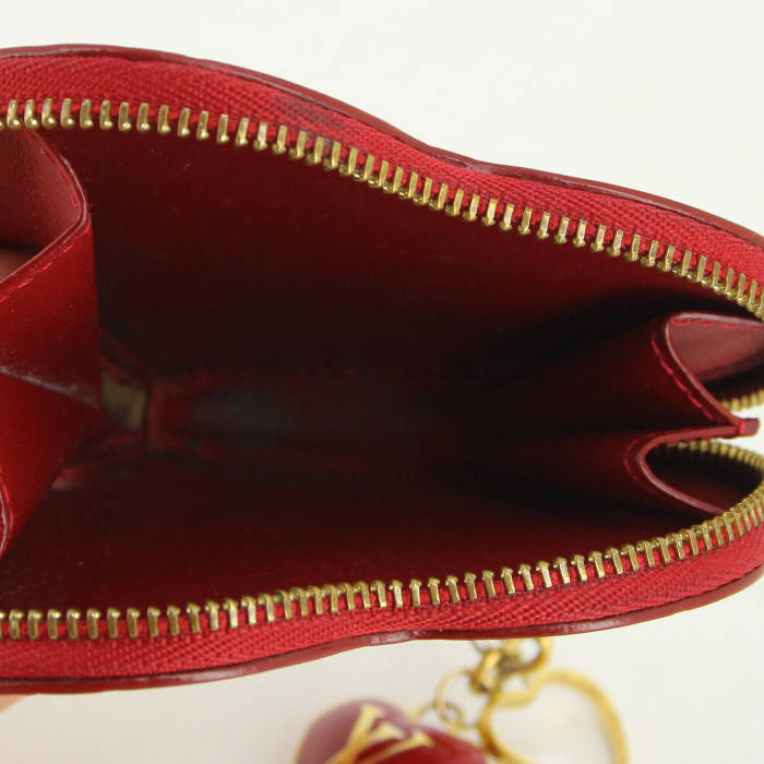 Porte-monnaie Louis Vuitton en cuir vernis monogram rouge - Detail D1