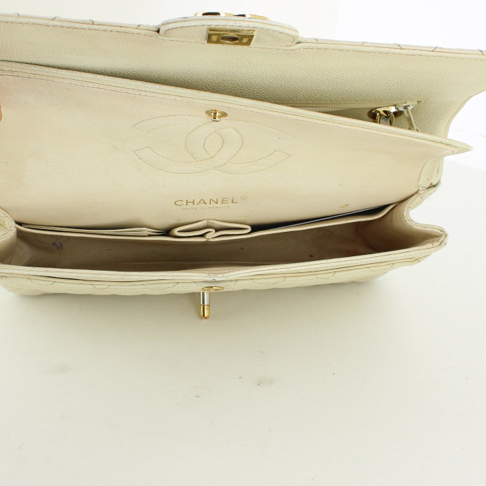 Bolso de mano Chanel Timeless en cuero acolchado blanquecino - Detail D3