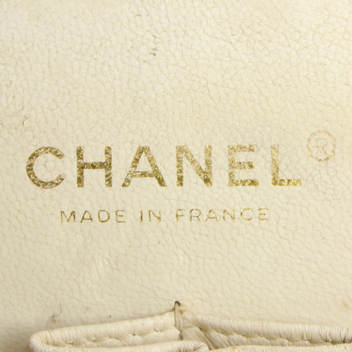 Chanel Timeless handbag in off-white quilted leather - Detail D4