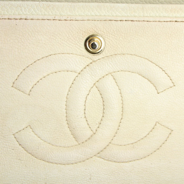 Sac à main Chanel Timeless en cuir matelassé blanc-cassé - Detail D5