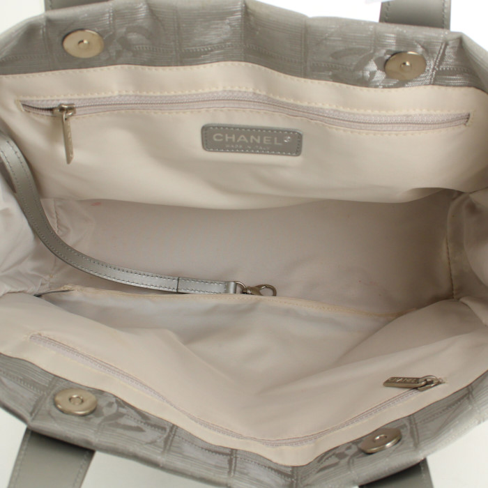 Chanel shopping bag in silver monogram canvas and silver leather - Detail D2